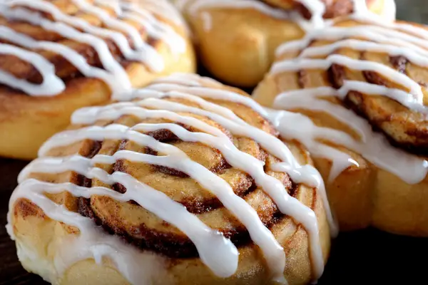 can-you-cook-cinnamon-rolls-on-a-baking-sheet